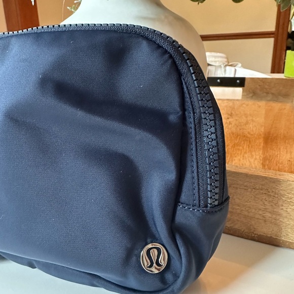 Lululemon Navy Blue Belt Bag 2L - Picture 2 of 4